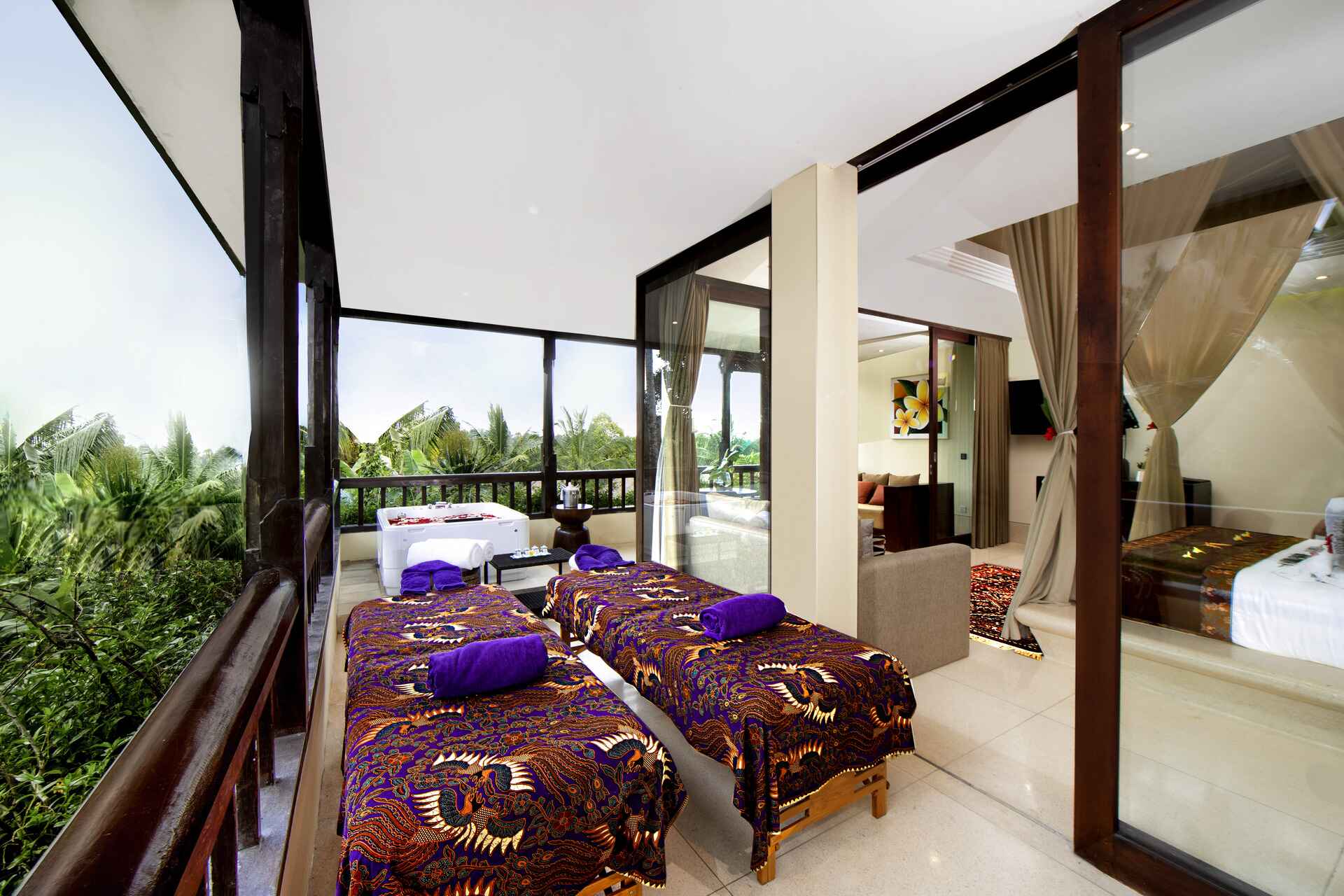 Panoramic Jacuzzi Corner Suite